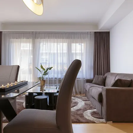 The Queen Luxury - Carlotta Lucembursko