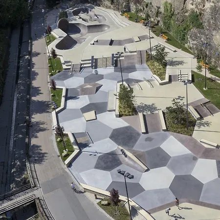 The Queen Luxury - Carlotta Lucembursko