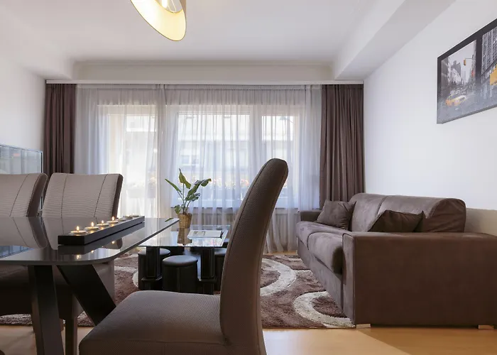 The Queen Luxury - Carlotta Luxemburg