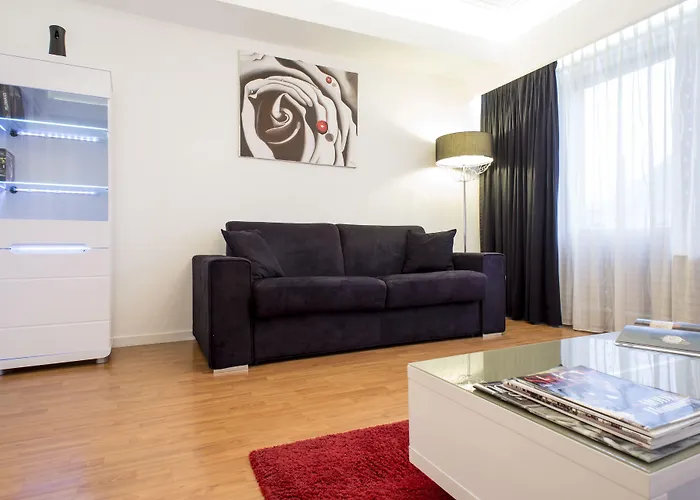 The Queen Luxury - Carlotta Lucembursko